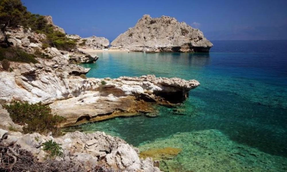 Η κρυφή παραλία με τα κρυστάλλινα νερά μόλις 1 ώρα από την Αθήνα